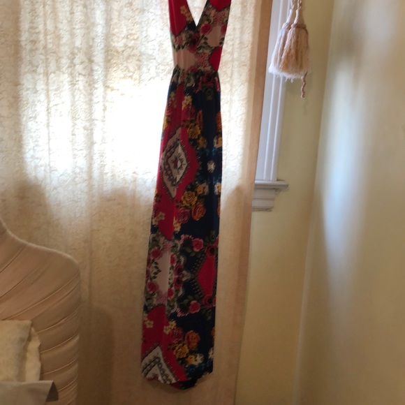 Beautiful halter dress - Picture 4 of 6